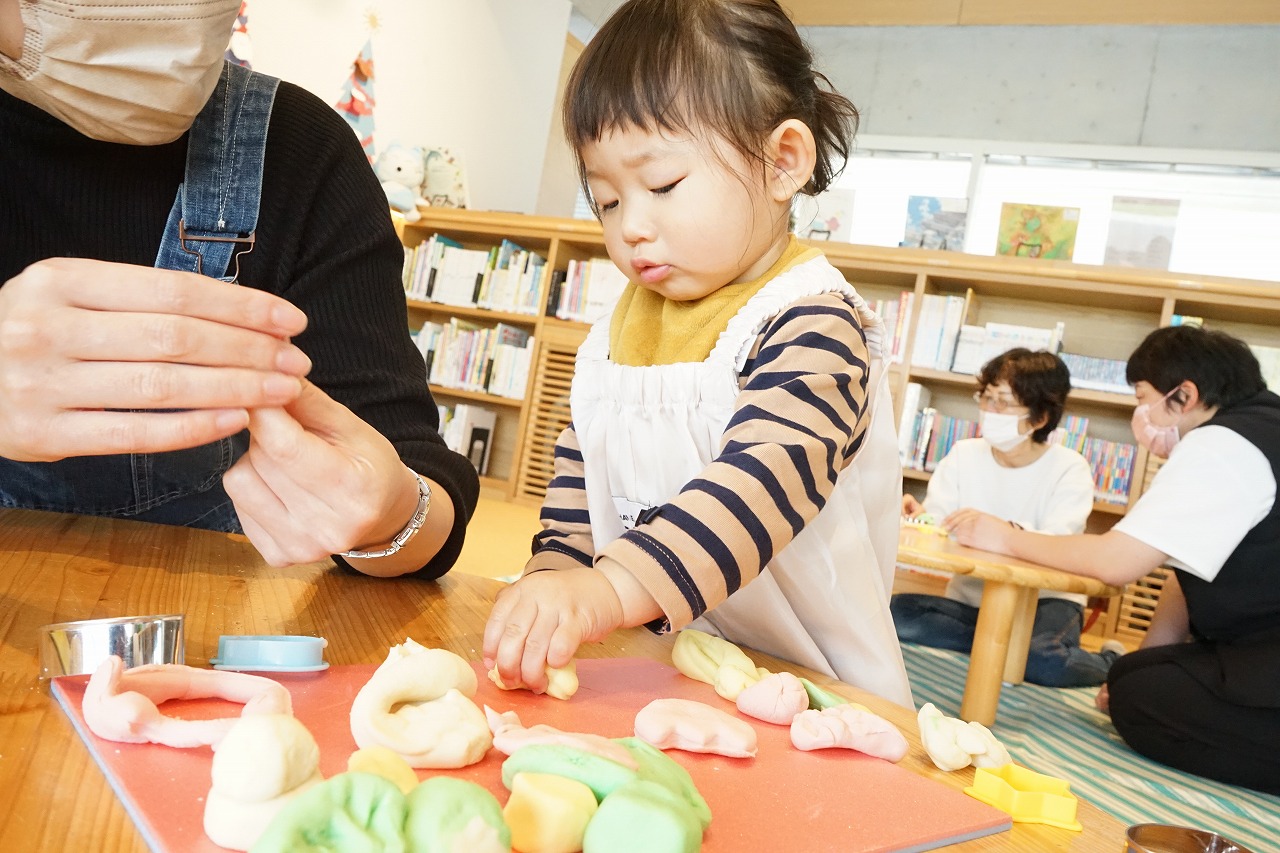 小麦粉ねんどで感触あそび