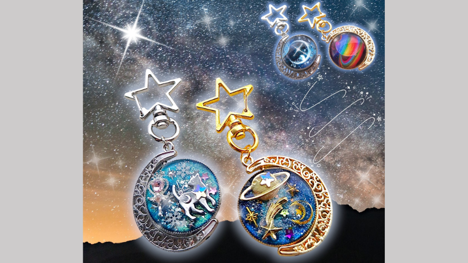 【中央】クルクルまわる 星空レジンキーホルダー①