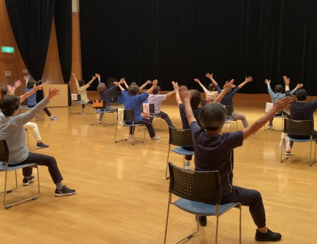 笑って健康！ストレス解消！イスに座って簡単エクササイズ