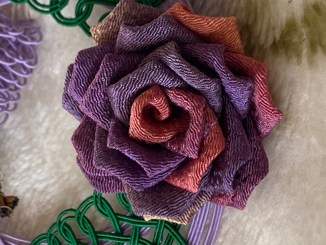 つまみ細工のバラをコサージュ・額飾りに♪③